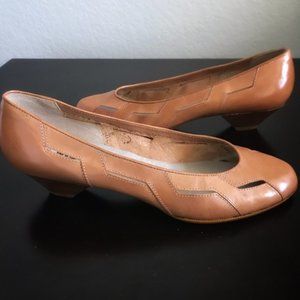 Vintage BANDOLINO Cognac Leather Kitten Heels